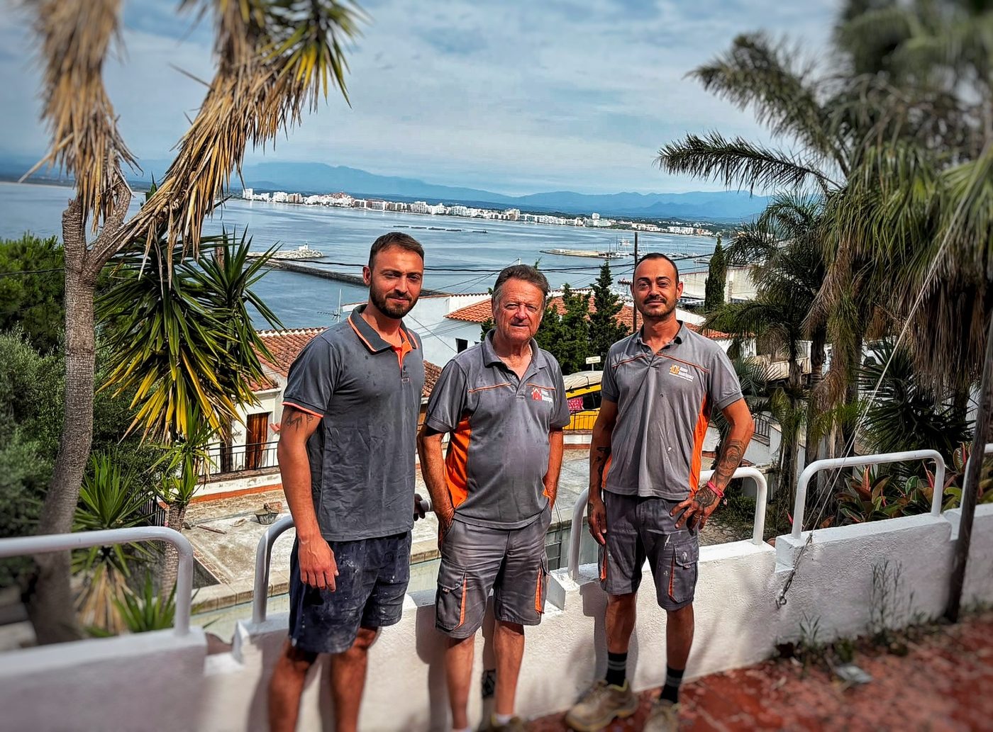 Manolo, Carlos y Sergio Rodríguez, equipo de Construcciones Hermanos Rodríguez, frente a la bahía de Roses (Girona)