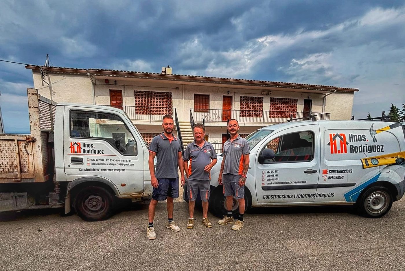 Vehículos rotulados de Hnos. Rodríguez, construcciones y reformas integrales en la provincia de Girona
