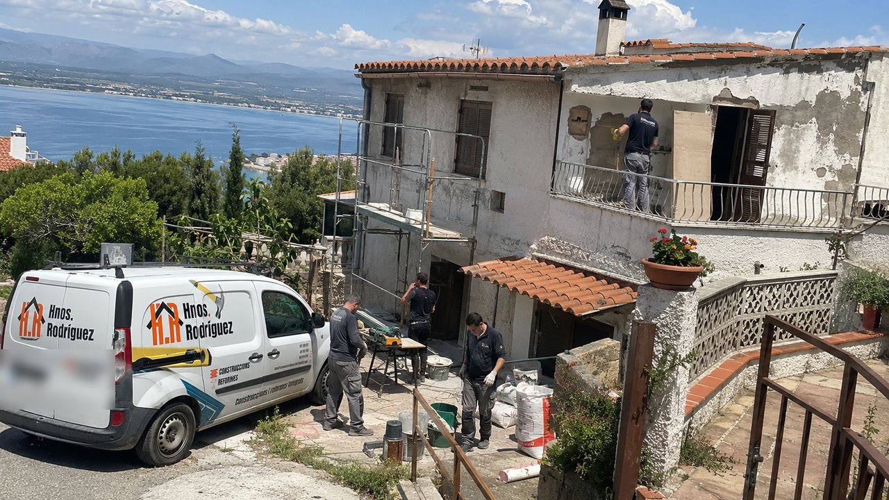 Imagen representativa de obra en marcha en vivienda mediterránea en Roses